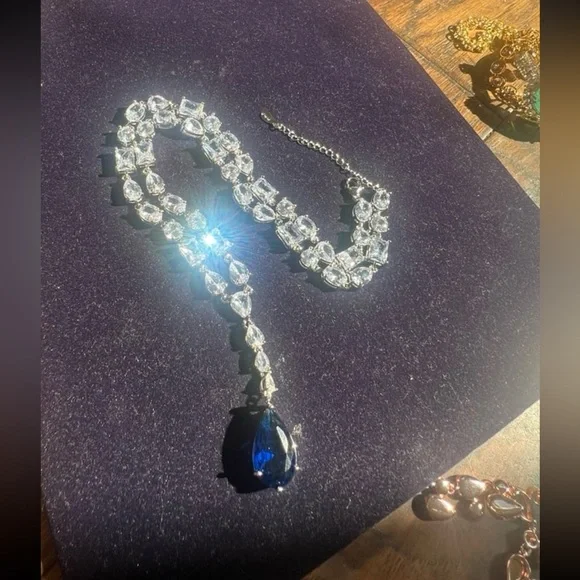 Oval cut sapphire and clear cut drop necklace with genuine swarovski elements - Picture 6 of 13